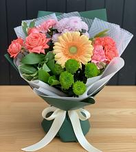 Букет цветов из:  Гвоздики, Розы, Герберы и Хризантемы в Зеленоградском