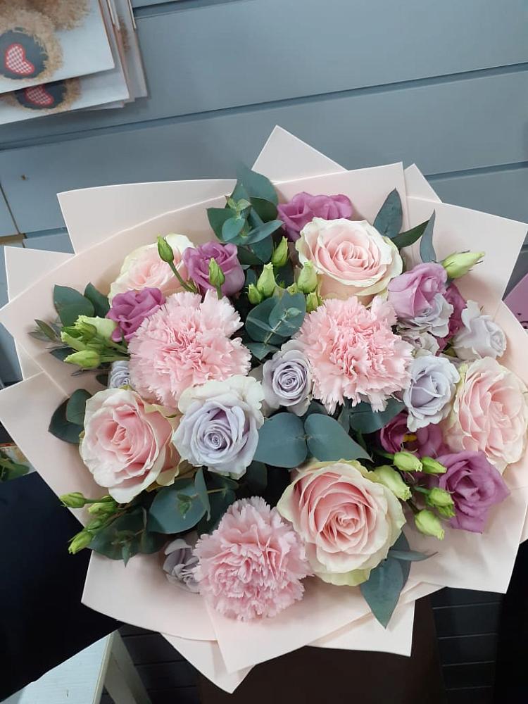 Букет цветов из: Розы, Гвоздики и Лизиантусы в Зеленоградском