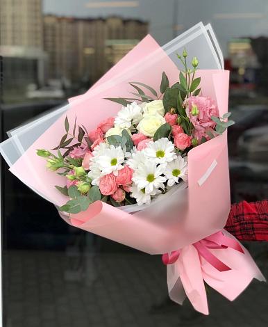 Букет цветов из: Розы, Лизиантусы и Хризантемы в Зеленоградском